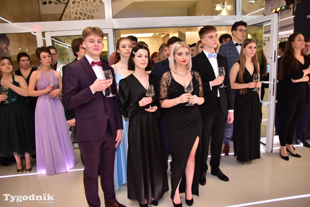 Studniówka LO - POLONEZ i ZDJĘCIA KLASOWE