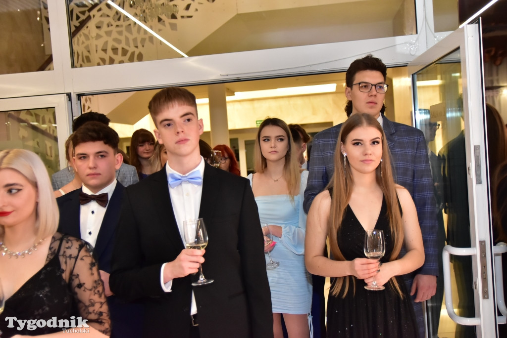 Studniówka LO - POLONEZ i ZDJĘCIA KLASOWE