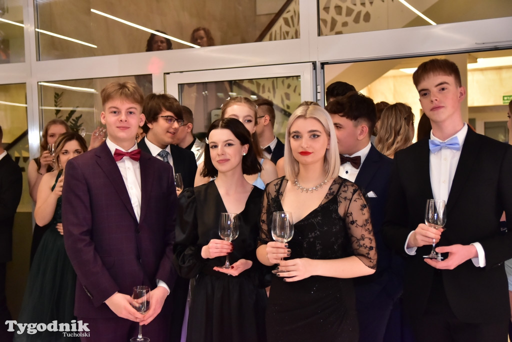 Studniówka LO - POLONEZ i ZDJĘCIA KLASOWE