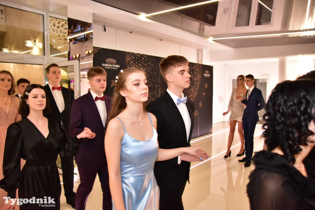 Studniówka LO - POLONEZ i ZDJĘCIA KLASOWE