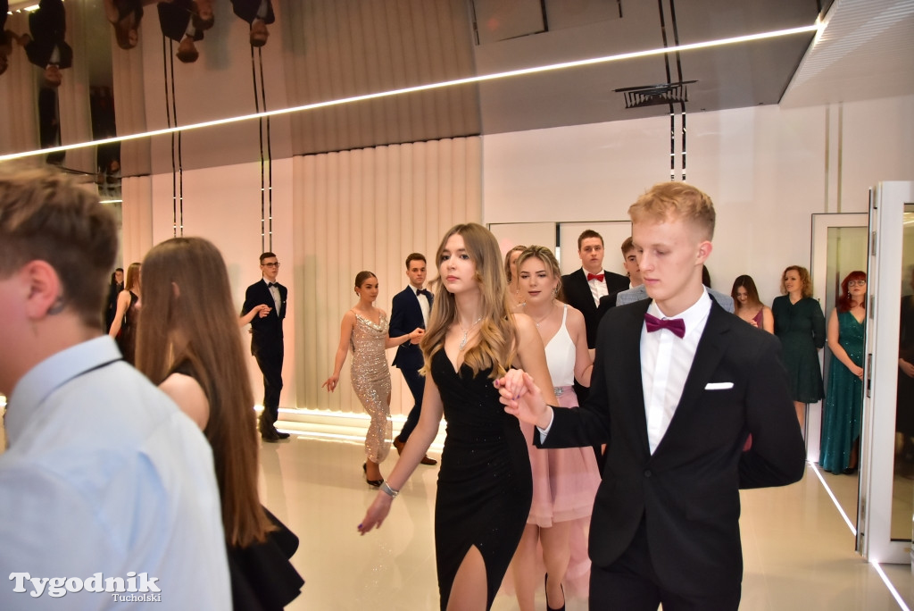 Studniówka LO - POLONEZ i ZDJĘCIA KLASOWE