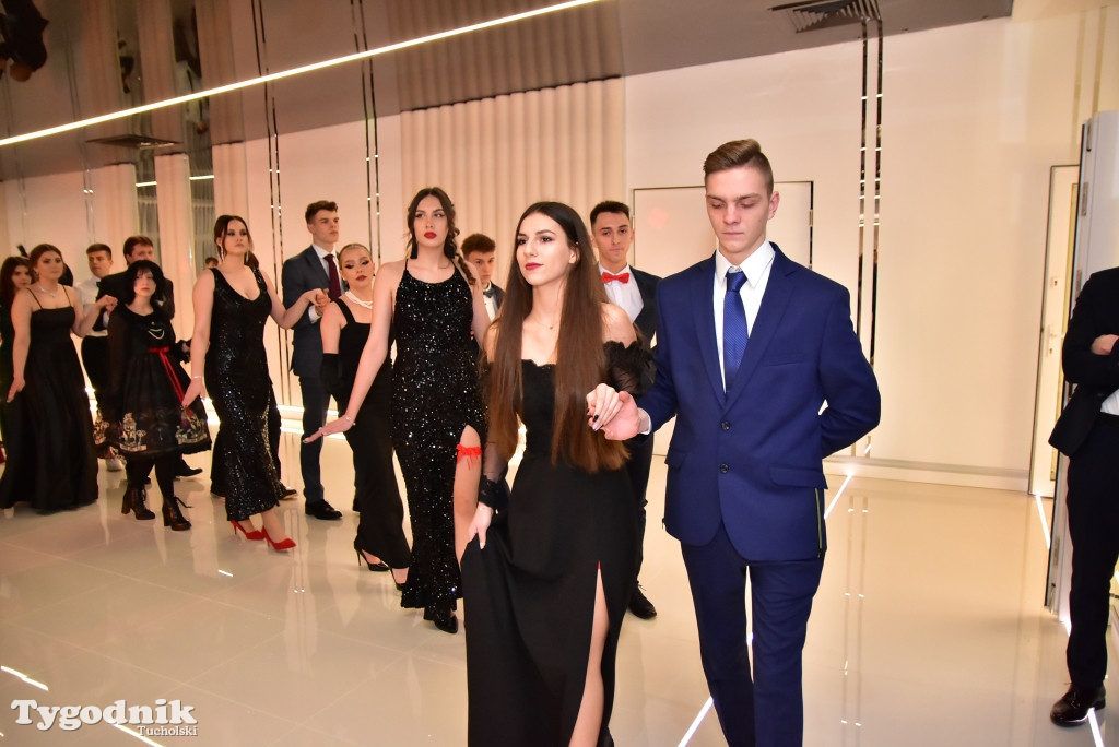Studniówka LO - POLONEZ i ZDJĘCIA KLASOWE