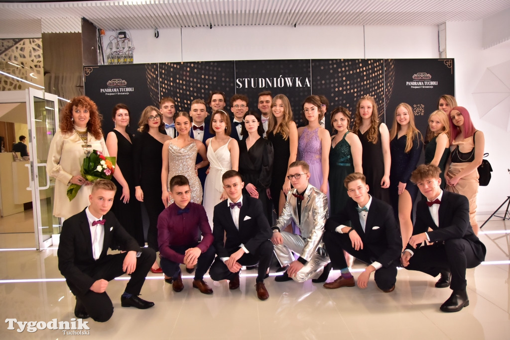 Studniówka LO - POLONEZ i ZDJĘCIA KLASOWE