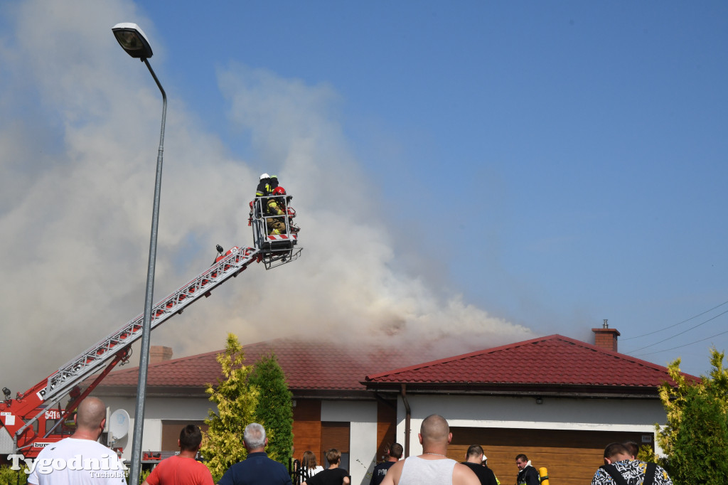 Pożar na os. Mickiewicza w Tucholi (26.08.22)