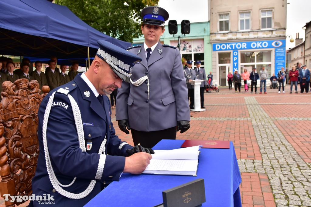 Nadanie sztandaru KPP w Tucholi