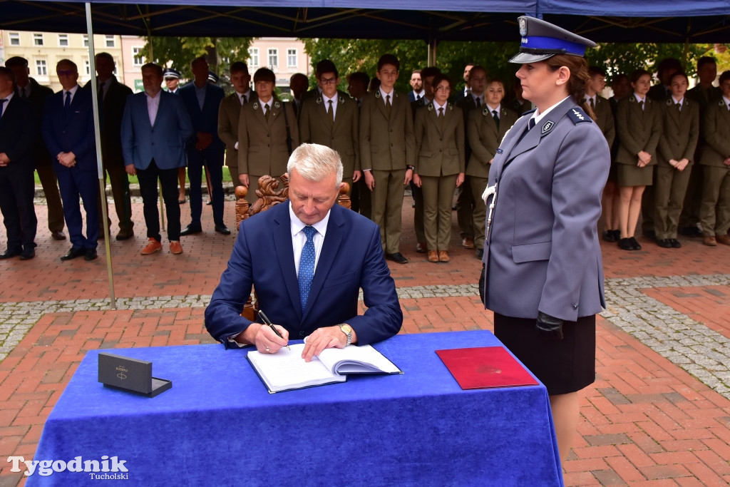 Nadanie sztandaru KPP w Tucholi