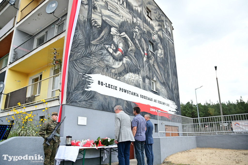 Odsłonięcie historycznego muralu i uroczystość w Wierzchucinie