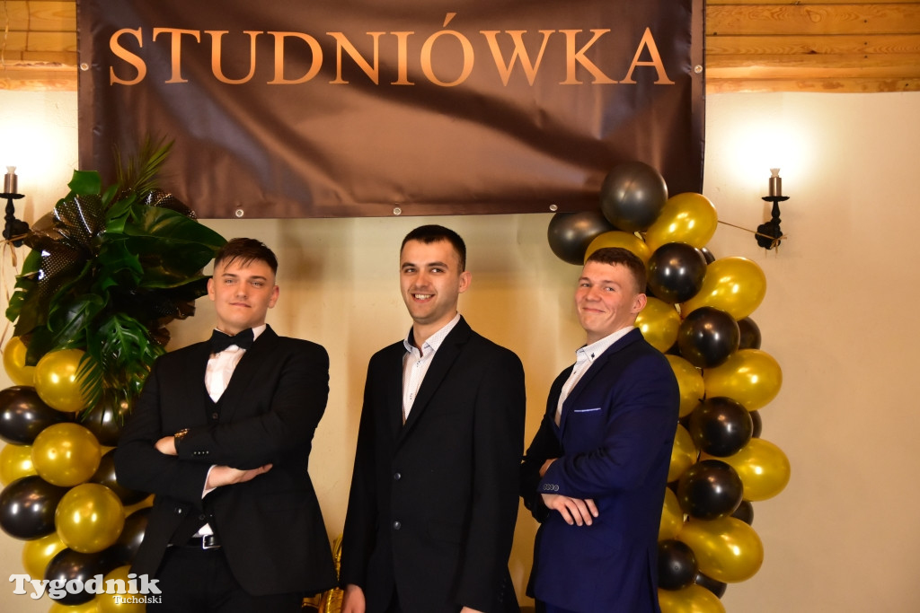 Tuchola. Studniówka ZSLiT: polonez, grupowe, ścianka