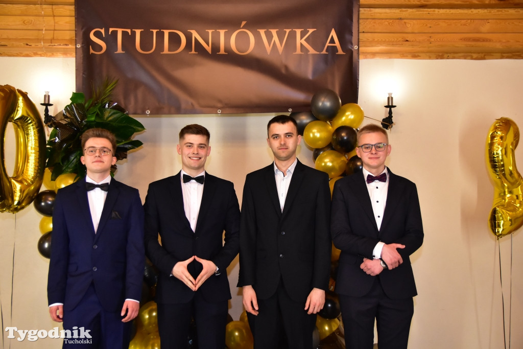 Tuchola. Studniówka ZSLiT: polonez, grupowe, ścianka