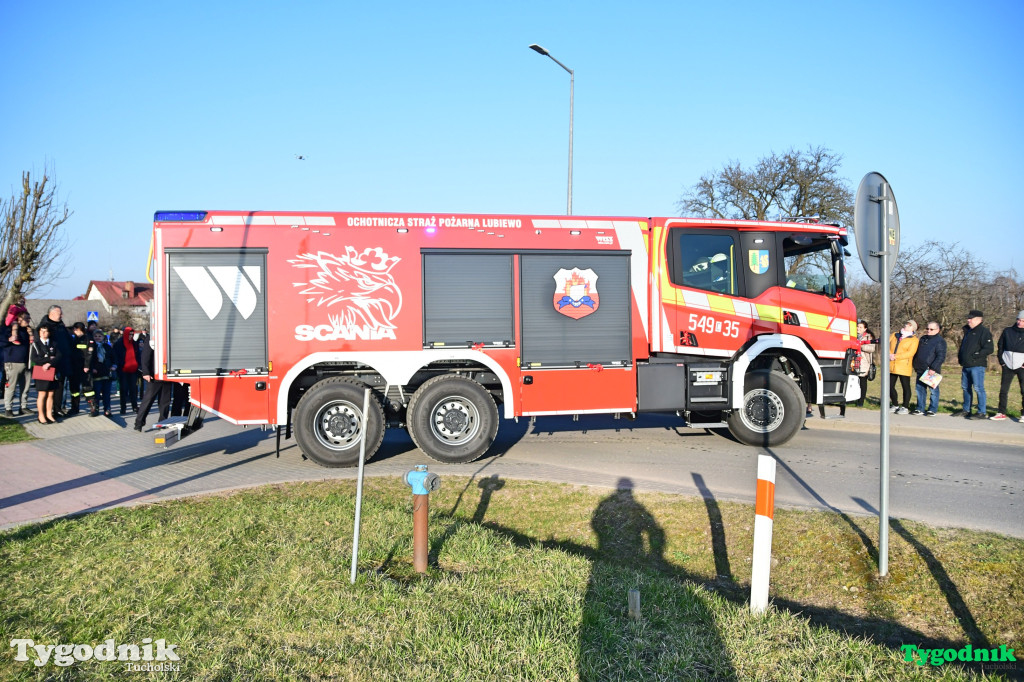 Nowy wóz OSP Lubiewo. Huczna uroczystość