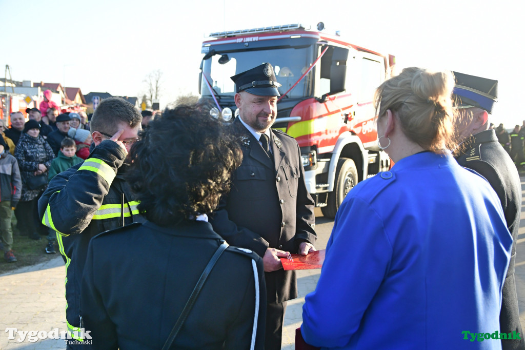 Nowy wóz OSP Lubiewo. Huczna uroczystość