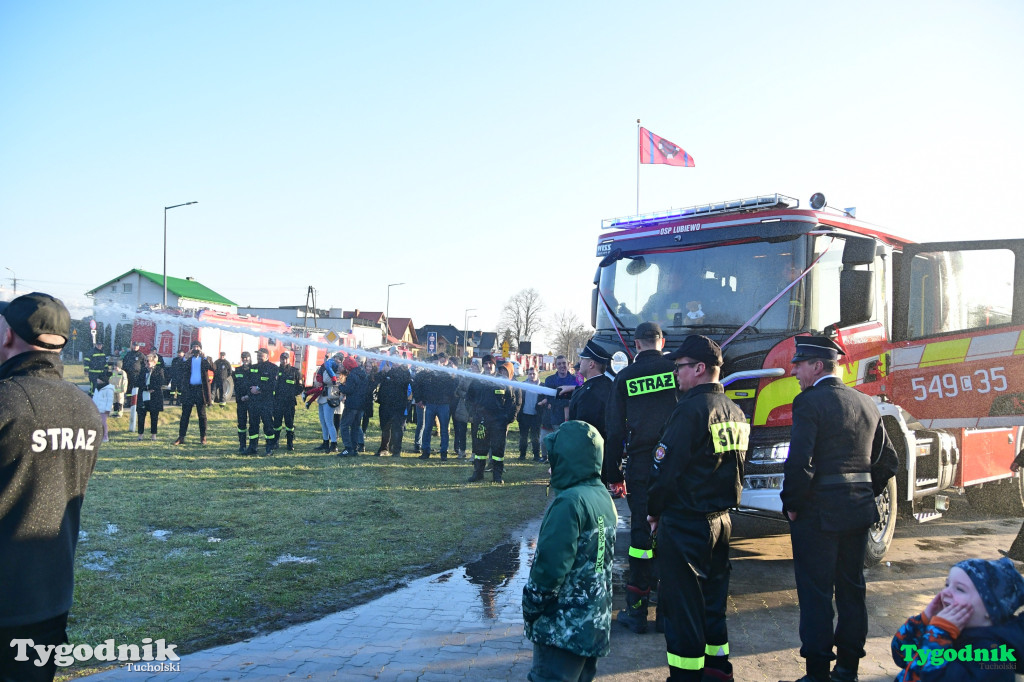 Nowy wóz OSP Lubiewo. Huczna uroczystość