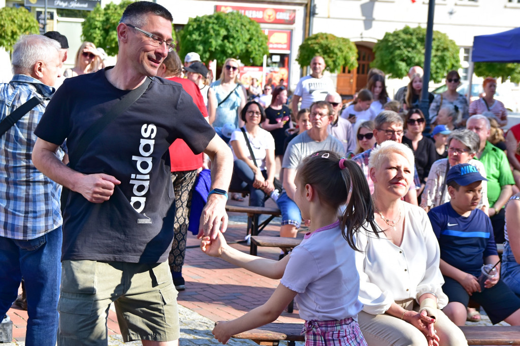 Rynek w Tucholi zapełnił się. Postulat i Żuki zagrały na majówkę