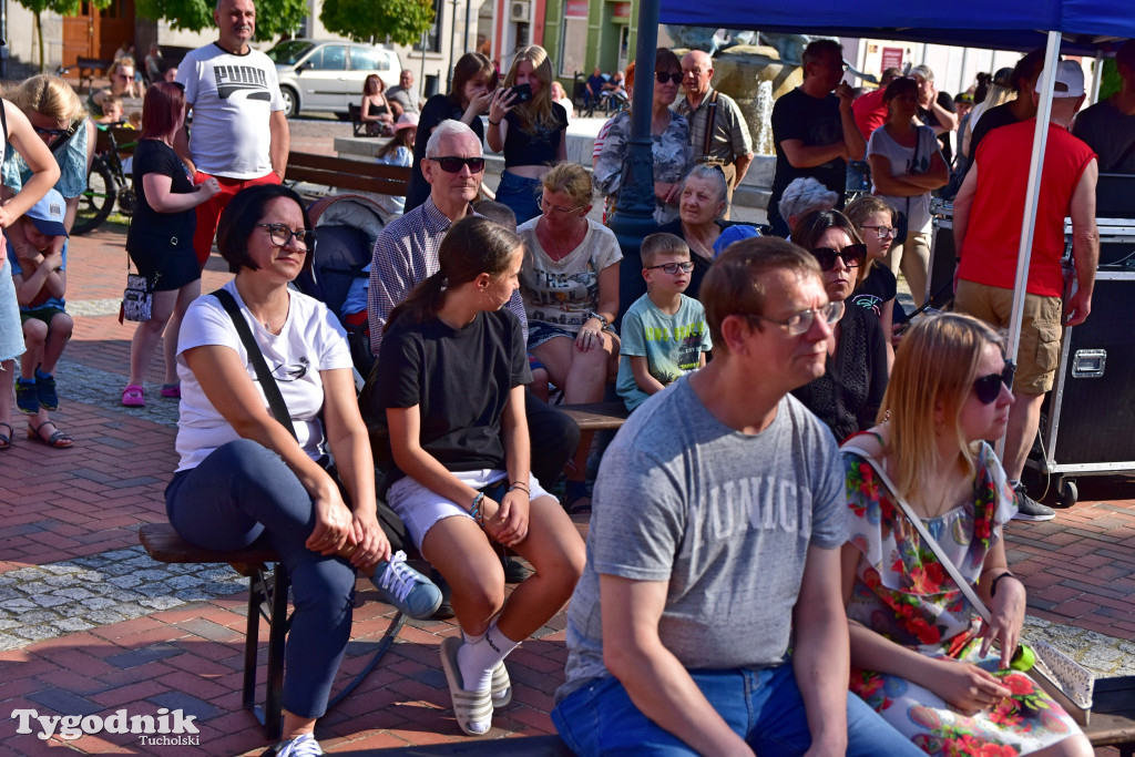 Rynek w Tucholi zapełnił się. Postulat i Żuki zagrały na majówkę