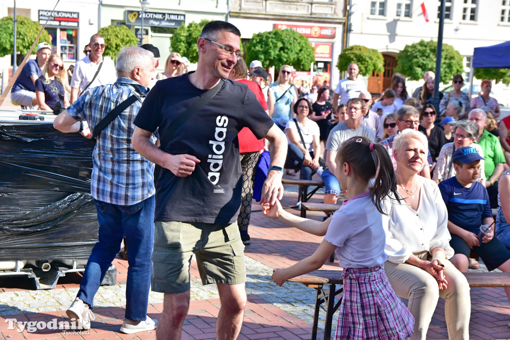 Rynek w Tucholi zapełnił się. Postulat i Żuki zagrały na majówkę