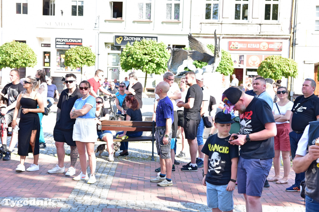 Rynek w Tucholi zapełnił się. Postulat i Żuki zagrały na majówkę