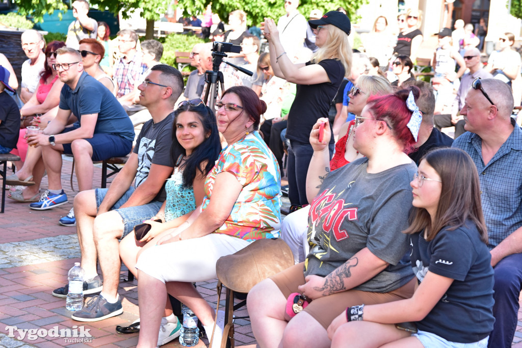 Rynek w Tucholi zapełnił się. Postulat i Żuki zagrały na majówkę