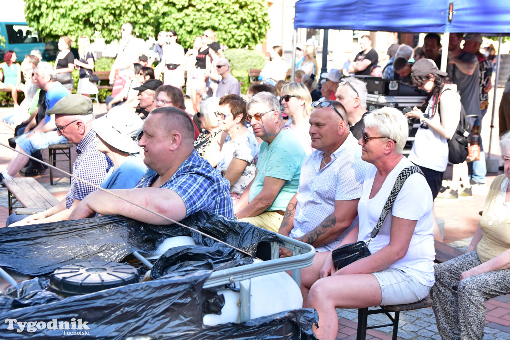 Rynek w Tucholi zapełnił się. Postulat i Żuki zagrały na majówkę