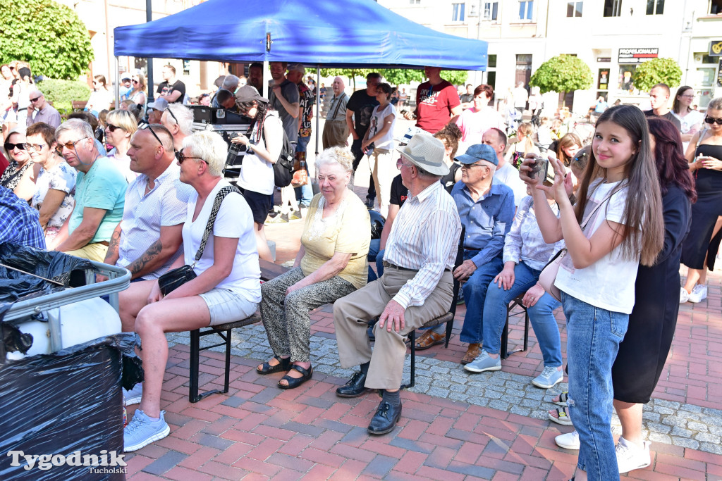 Rynek w Tucholi zapełnił się. Postulat i Żuki zagrały na majówkę