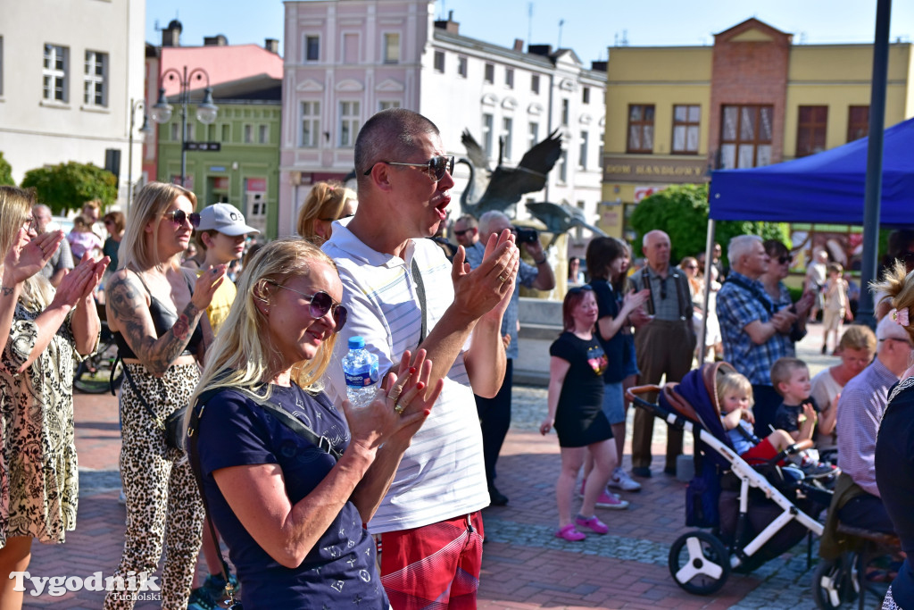 Rynek w Tucholi zapełnił się. Postulat i Żuki zagrały na majówkę