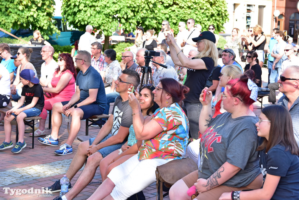 Rynek w Tucholi zapełnił się. Postulat i Żuki zagrały na majówkę