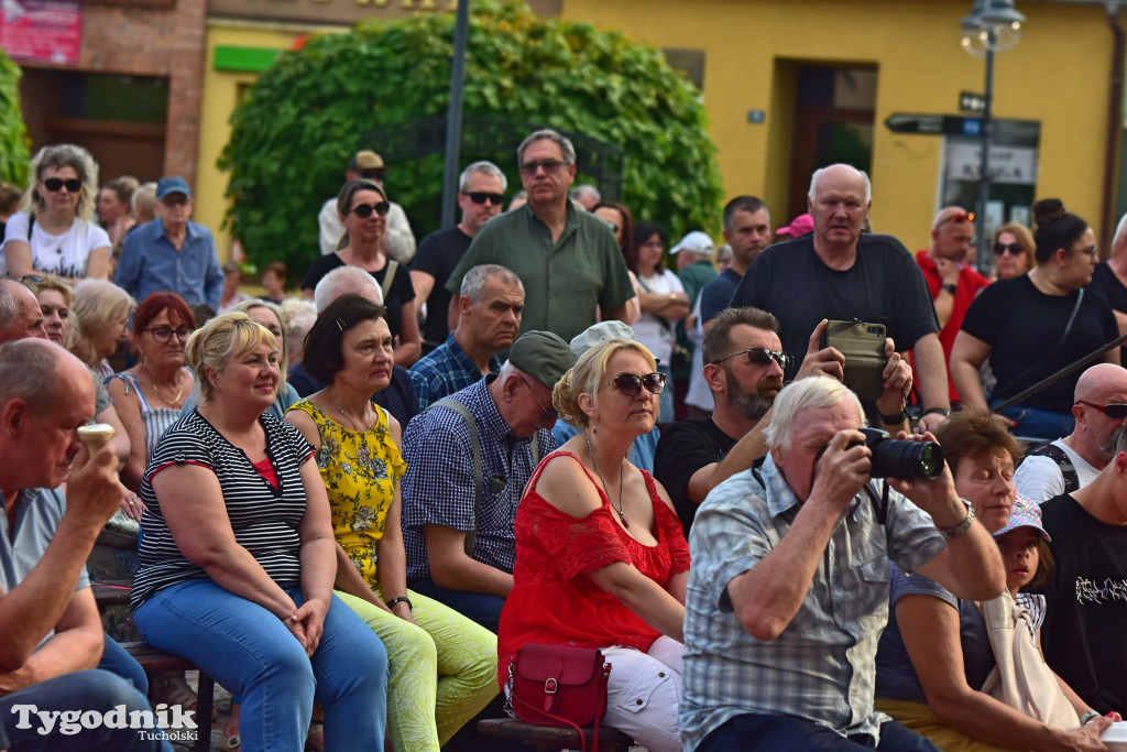 Rynek w Tucholi zapełnił się. Postulat i Żuki zagrały na majówkę