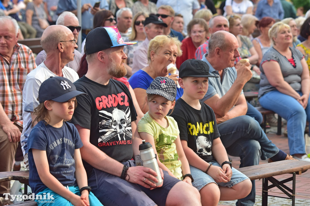 Rynek w Tucholi zapełnił się. Postulat i Żuki zagrały na majówkę