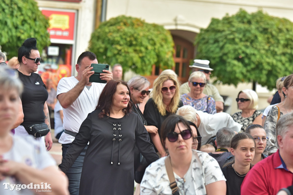 Rynek w Tucholi zapełnił się. Postulat i Żuki zagrały na majówkę