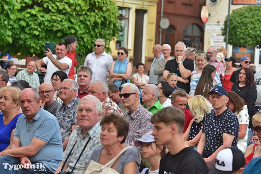 Rynek w Tucholi zapełnił się. Postulat i Żuki zagrały na majówkę