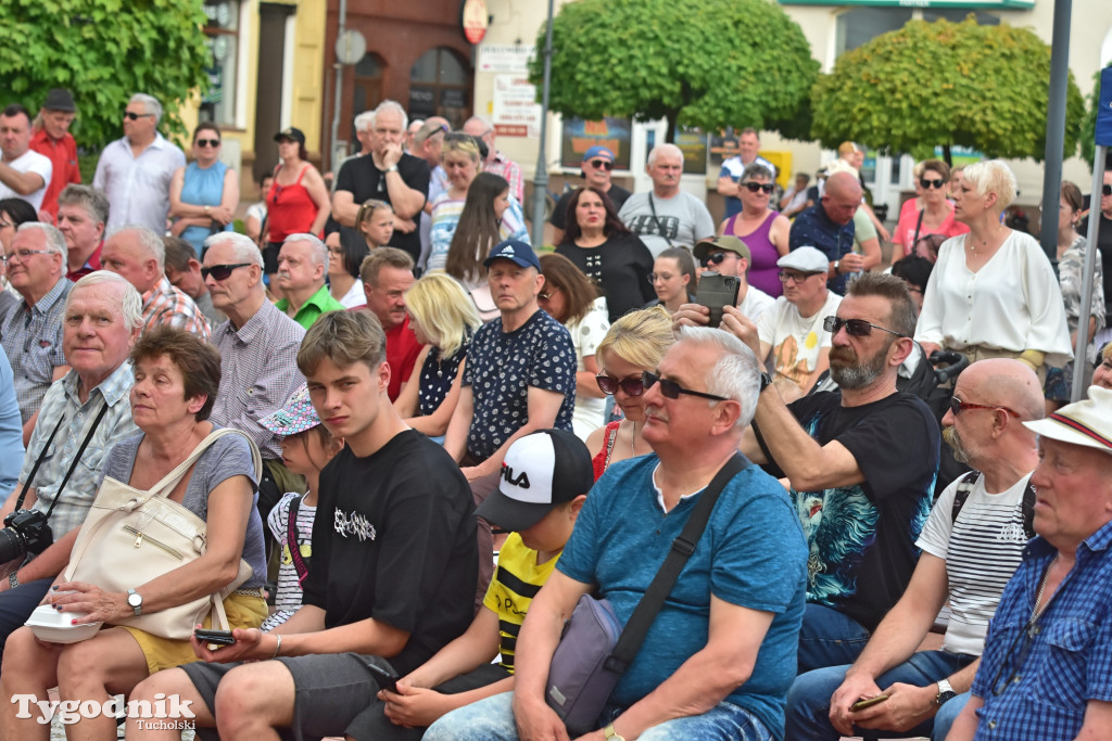 Rynek w Tucholi zapełnił się. Postulat i Żuki zagrały na majówkę