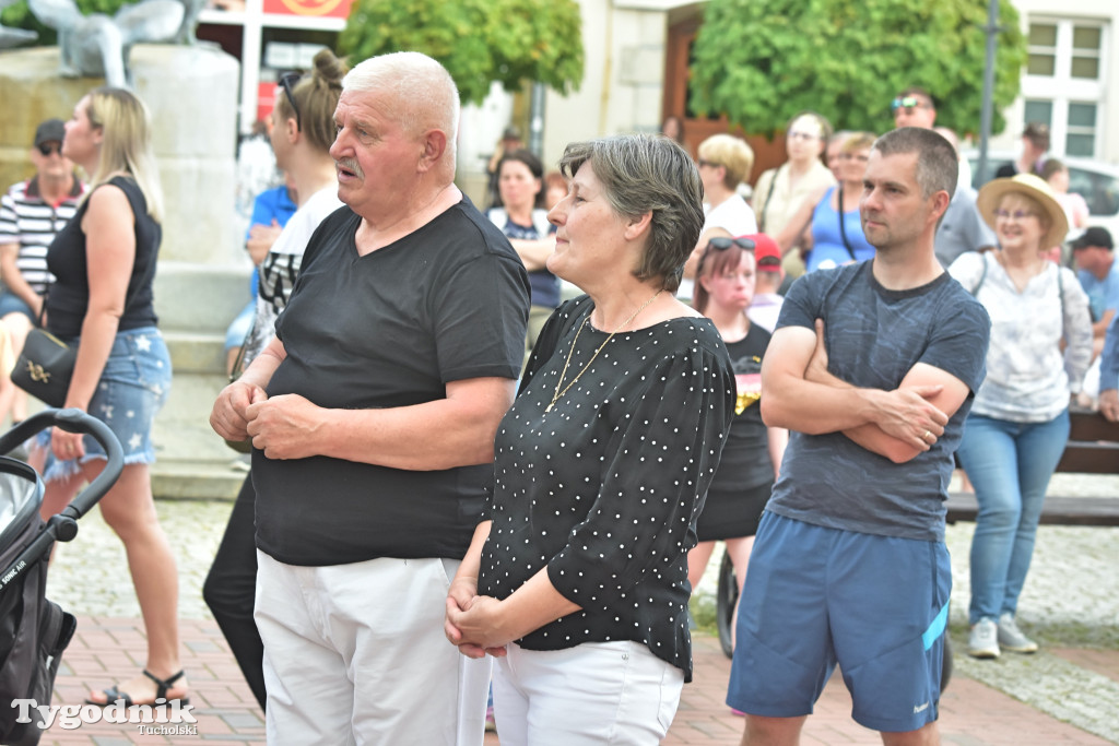 Rynek w Tucholi zapełnił się. Postulat i Żuki zagrały na majówkę