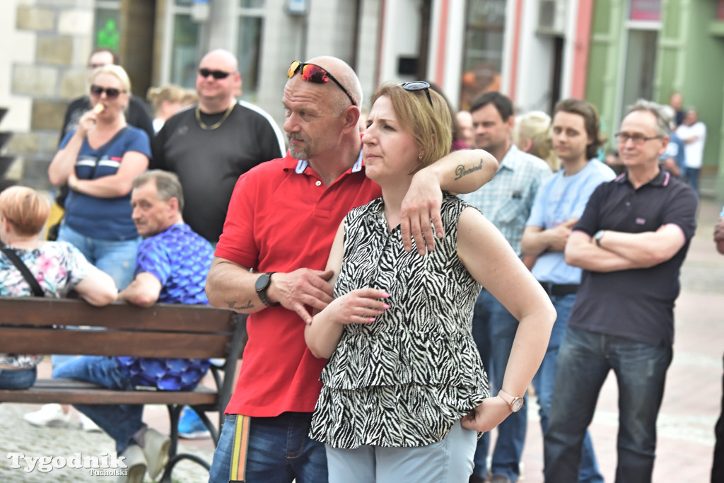 Rynek w Tucholi zapełnił się. Postulat i Żuki zagrały na majówkę