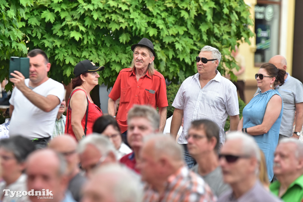 Rynek w Tucholi zapełnił się. Postulat i Żuki zagrały na majówkę