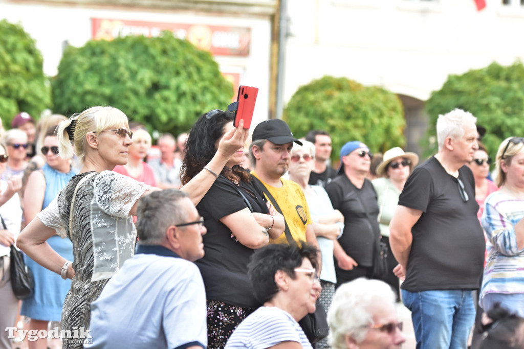 Rynek w Tucholi zapełnił się. Postulat i Żuki zagrały na majówkę