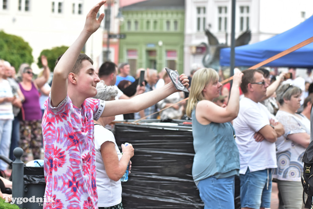 Rynek w Tucholi zapełnił się. Postulat i Żuki zagrały na majówkę