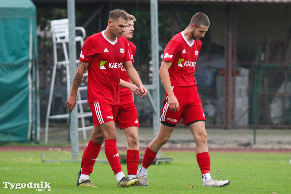 Klasa A: Tucholanka Kaemde Tuchola - Gwiazda Bydgoszcz 4:2 (1:0). Bramki: Orzechowski (10,50,83), Galiński (71)