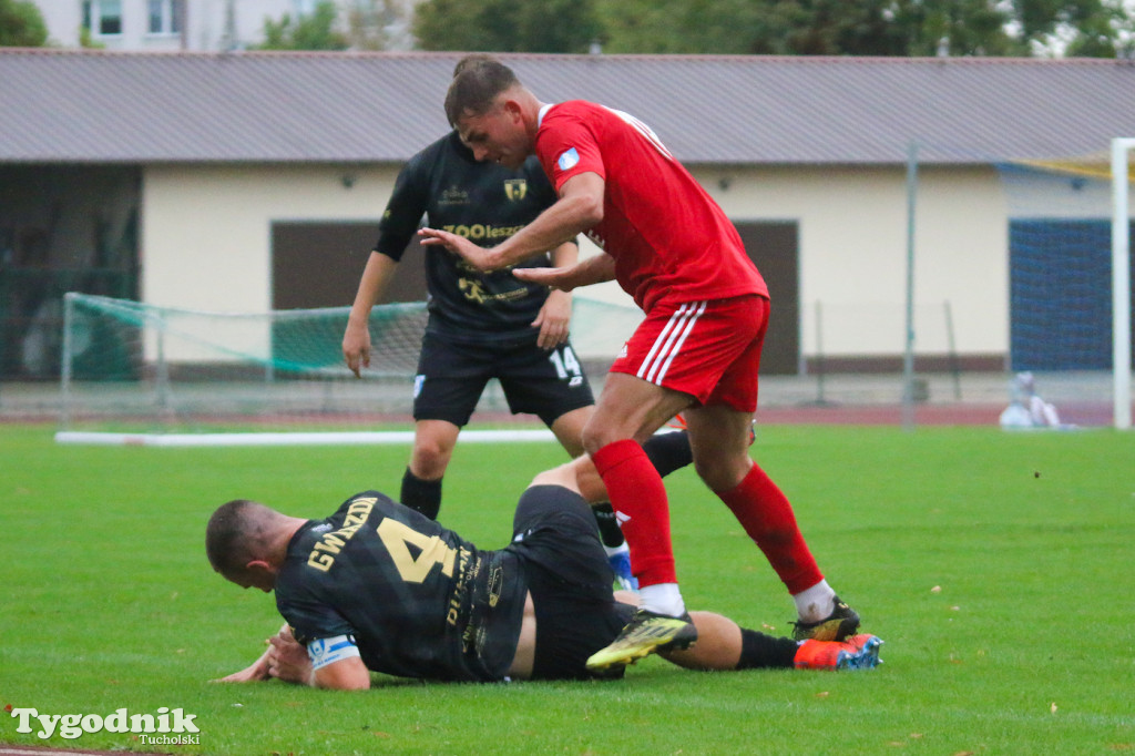 Klasa A: Tucholanka Kaemde Tuchola - Gwiazda Bydgoszcz 4:2 (1:0). Bramki: Orzechowski (10,50,83), Galiński (71)