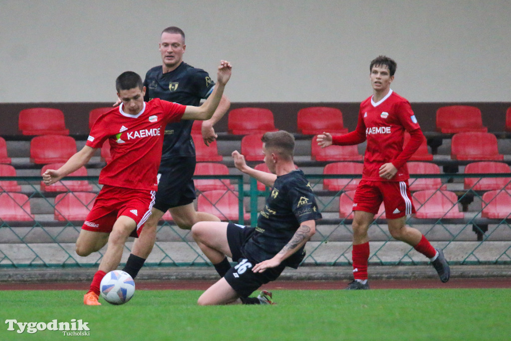 Klasa A: Tucholanka Kaemde Tuchola - Gwiazda Bydgoszcz 4:2 (1:0). Bramki: Orzechowski (10,50,83), Galiński (71)