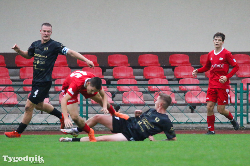 Klasa A: Tucholanka Kaemde Tuchola - Gwiazda Bydgoszcz 4:2 (1:0). Bramki: Orzechowski (10,50,83), Galiński (71)