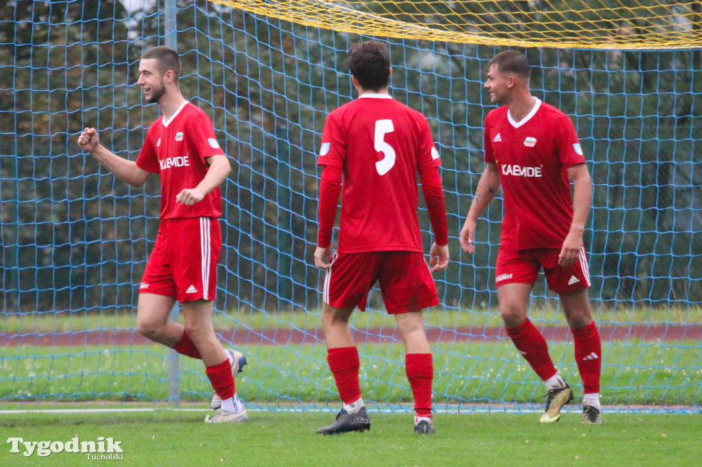 Klasa A: Tucholanka Kaemde Tuchola - Gwiazda Bydgoszcz 4:2 (1:0). Bramki: Orzechowski (10,50,83), Galiński (71)