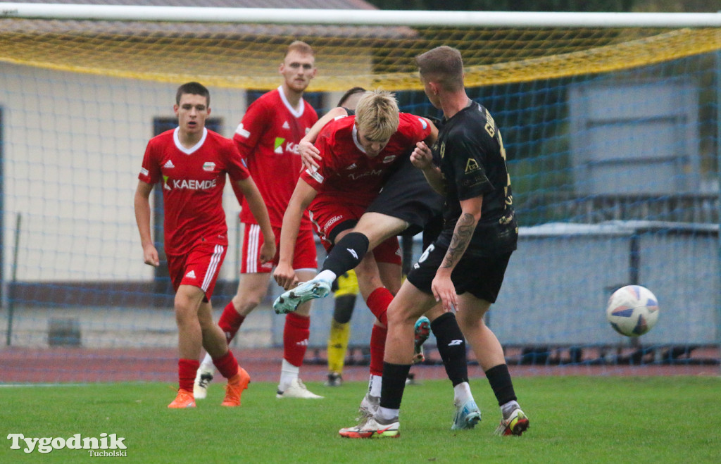 Klasa A: Tucholanka Kaemde Tuchola - Gwiazda Bydgoszcz 4:2 (1:0). Bramki: Orzechowski (10,50,83), Galiński (71)