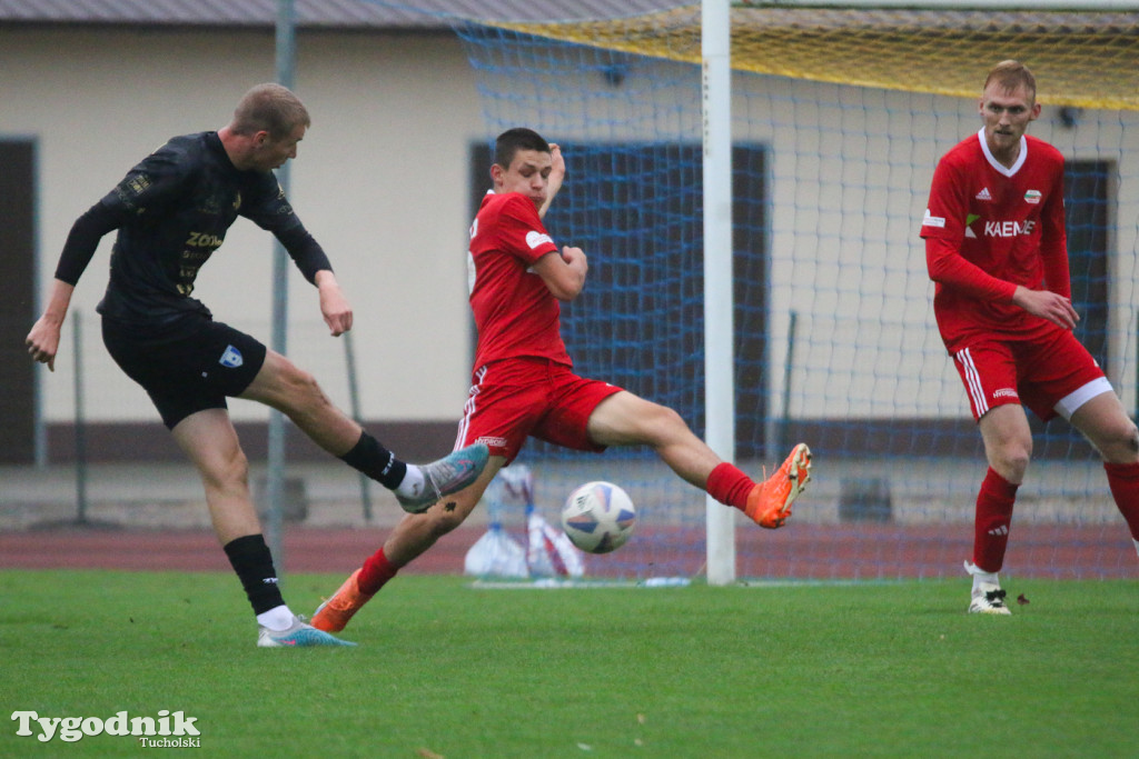 Klasa A: Tucholanka Kaemde Tuchola - Gwiazda Bydgoszcz 4:2 (1:0). Bramki: Orzechowski (10,50,83), Galiński (71)