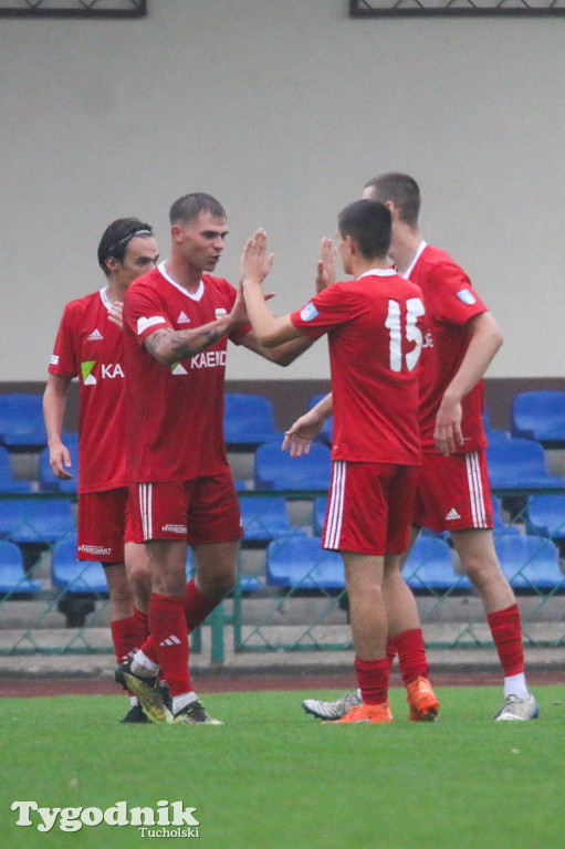 Klasa A: Tucholanka Kaemde Tuchola - Gwiazda Bydgoszcz 4:2 (1:0). Bramki: Orzechowski (10,50,83), Galiński (71)