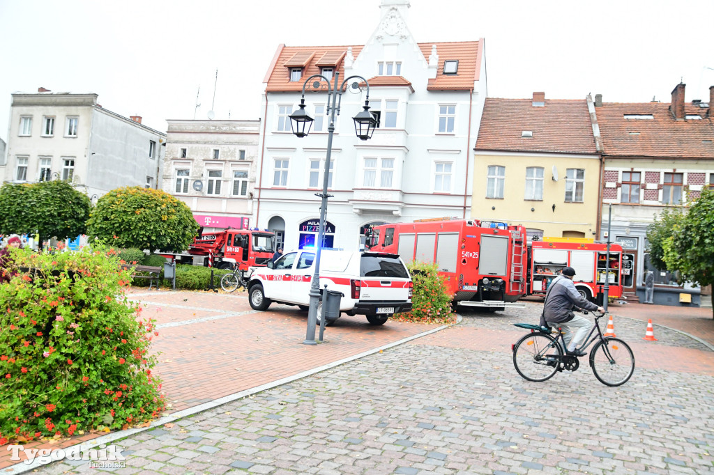 Tuchola, rynek, interwencja straży w jednej z kamienic (14.10)