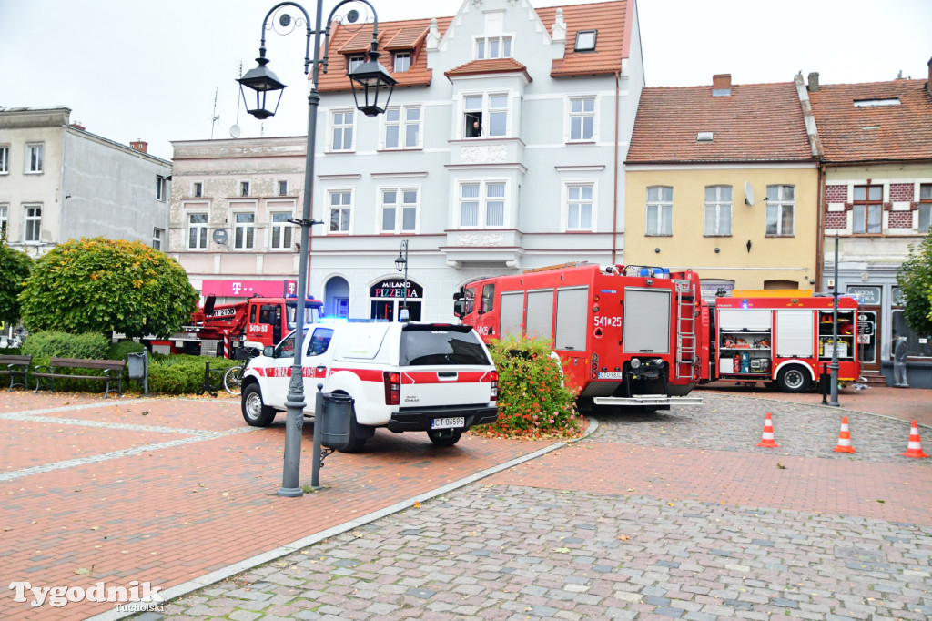 Tuchola, rynek, interwencja straży w jednej z kamienic (14.10)