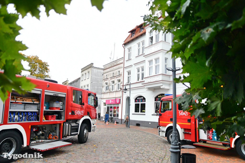 Tuchola, rynek, interwencja straży w jednej z kamienic (14.10)