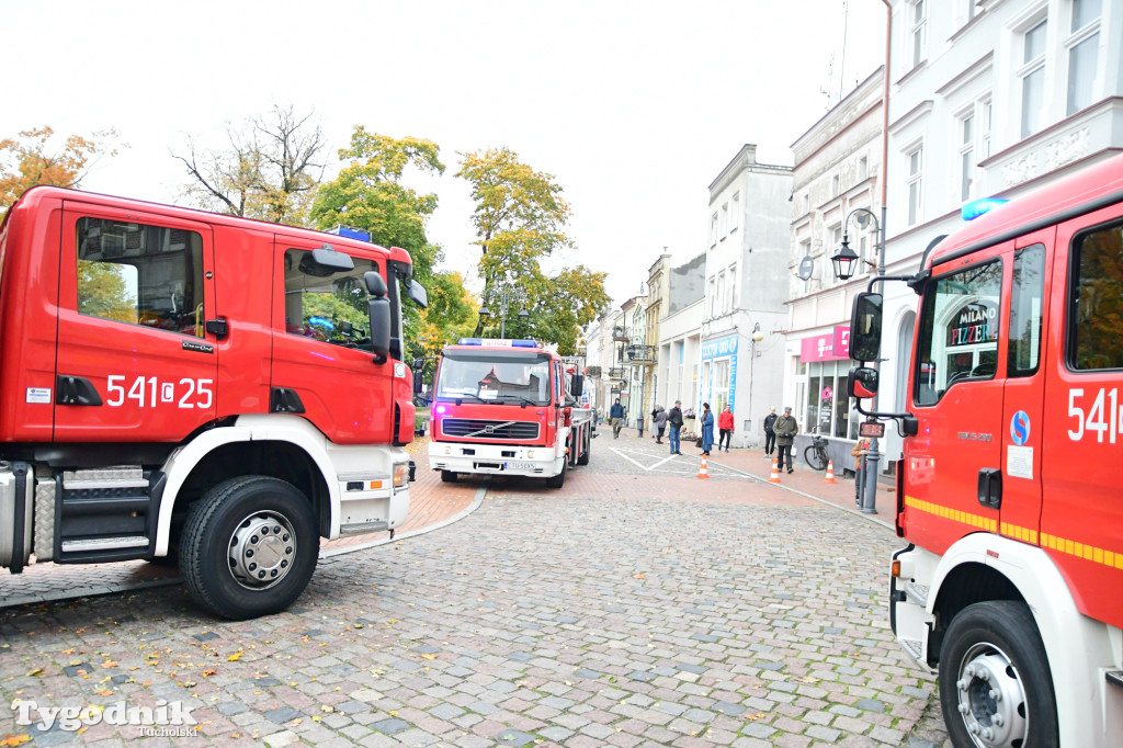 Tuchola, rynek, interwencja straży w jednej z kamienic (14.10)