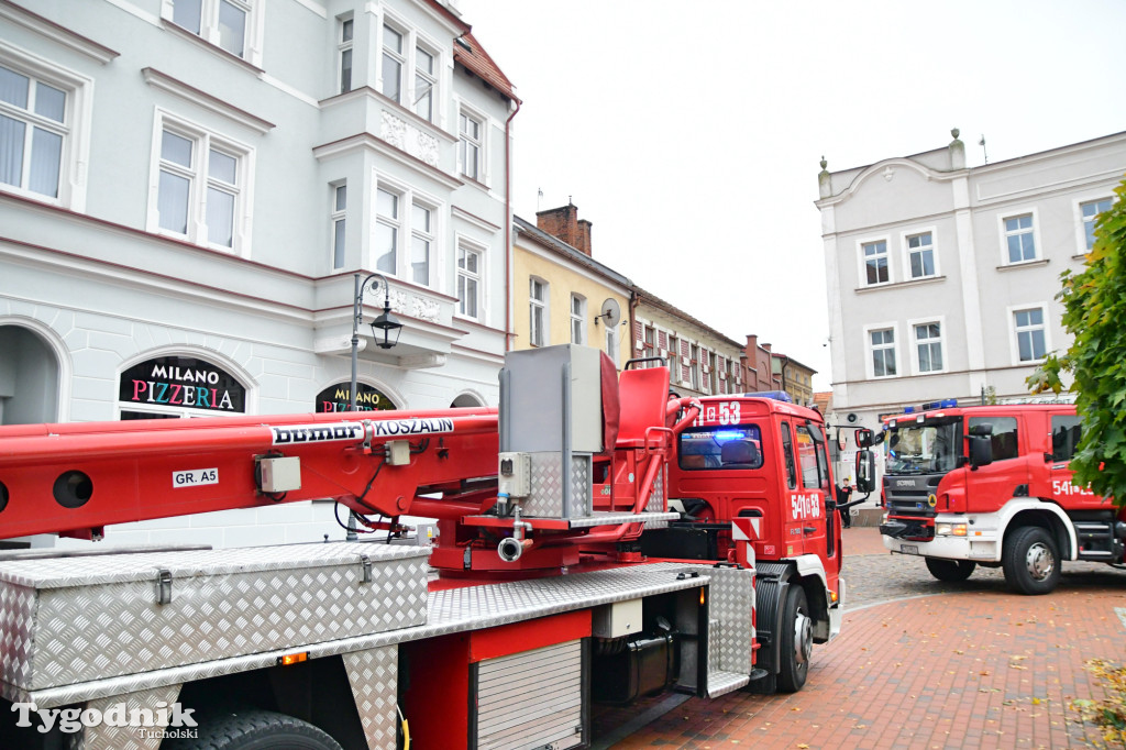 Tuchola, rynek, interwencja straży w jednej z kamienic (14.10)