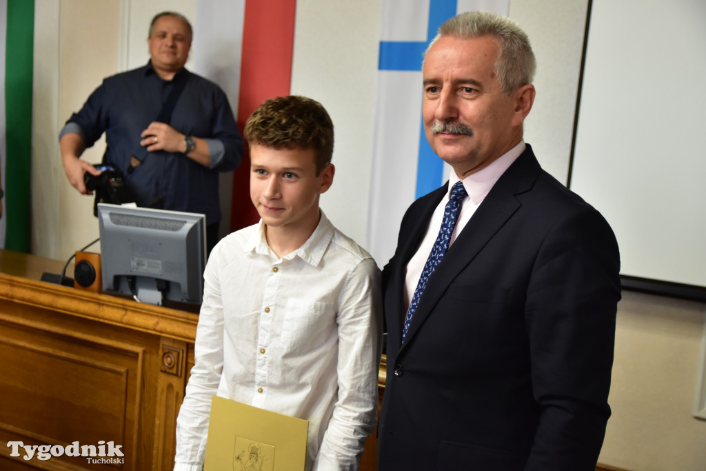 Tuchola: Rozdano stypendia burmistrza / LISTA WYRÓŻNIONYCH + ZDJĘCIA