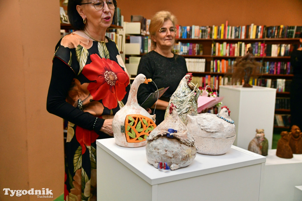 Anna Narloch - wystawa rzeźby ceramicznej w bibliotece w Tucholi